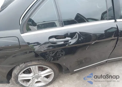 2010 Mercedes-Benz C 300 Sport z USA, uszkodzony, nr VIN WDDGF5EB6AR091699